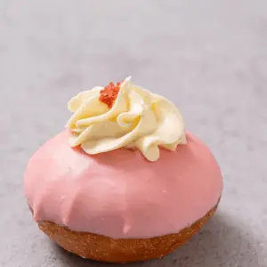 סופגניית קרמצ'יז ותותים